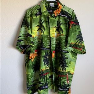 Very vibrant hawaiian like shirt! Good condition!